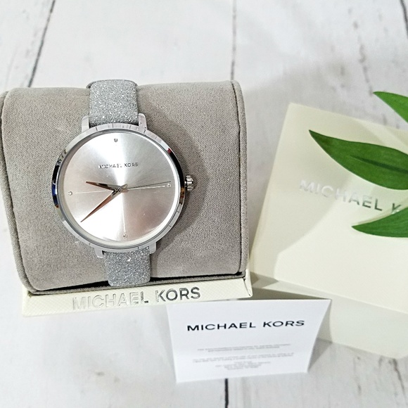 🔥NWT Michael Kors Charley Silver Watch MK2793 - Picture 2 of 8